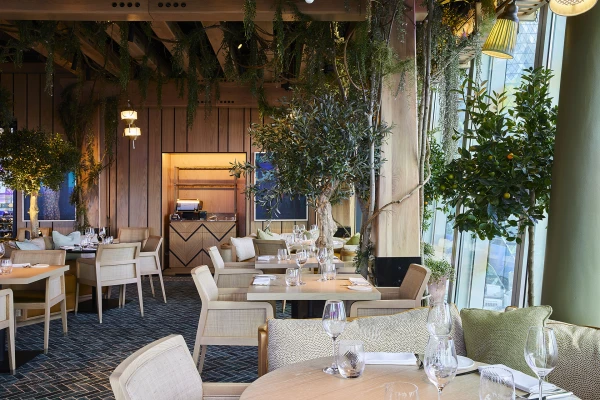 arbre artificiel dans un restaurant